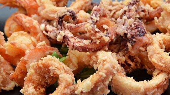 Fritto misto de calamar și crevete