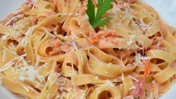 Tagliatelle con salmone e pomodorini