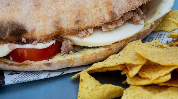 Panuozzo Caprese E Tonno