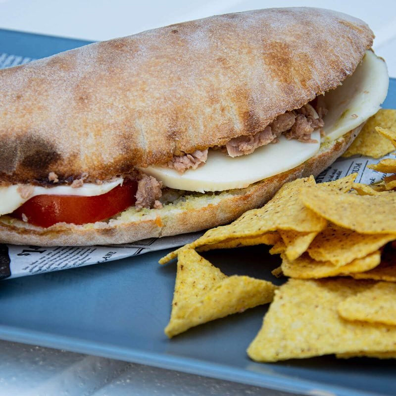Panuozzo Caprese E Tonno