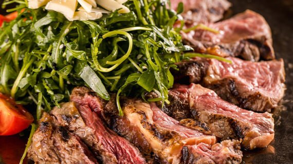 Tagliata de Vită (Antricot) cu Rucola și Parmezan