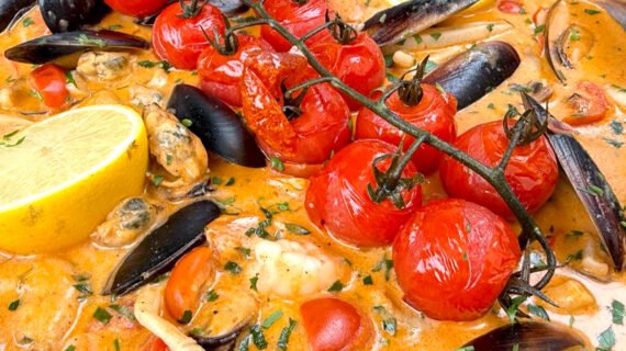 Tigaie Fructe de Mare în Sos Mediteranean